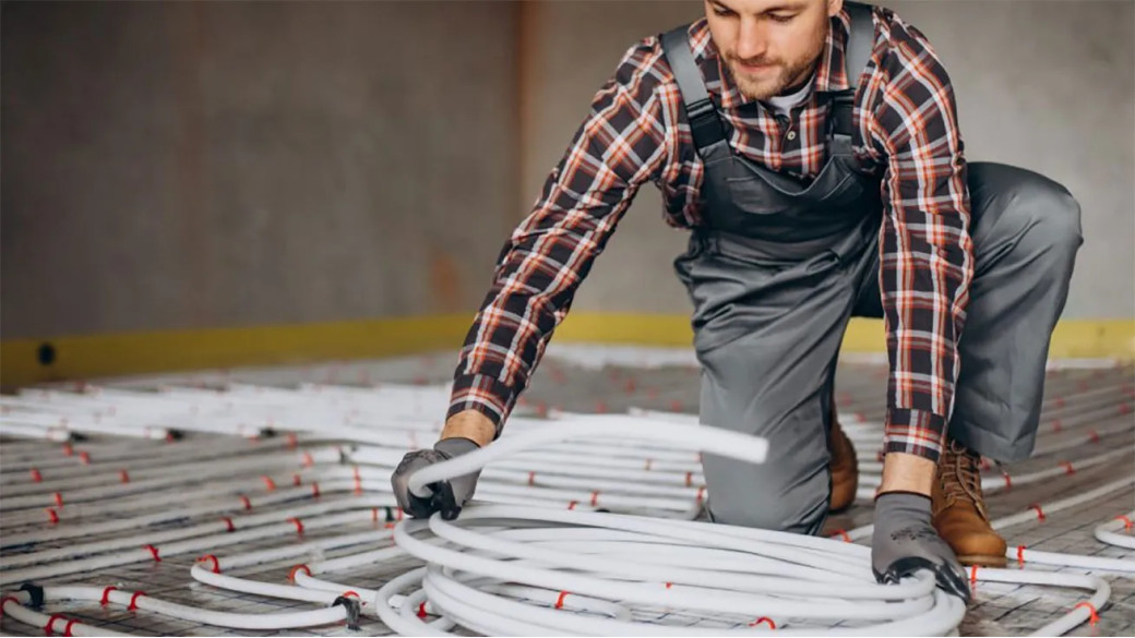 Ogrzewanie podłogowe — kluczowe elementy: rozdzielacze CO i niezbędny osprzęt