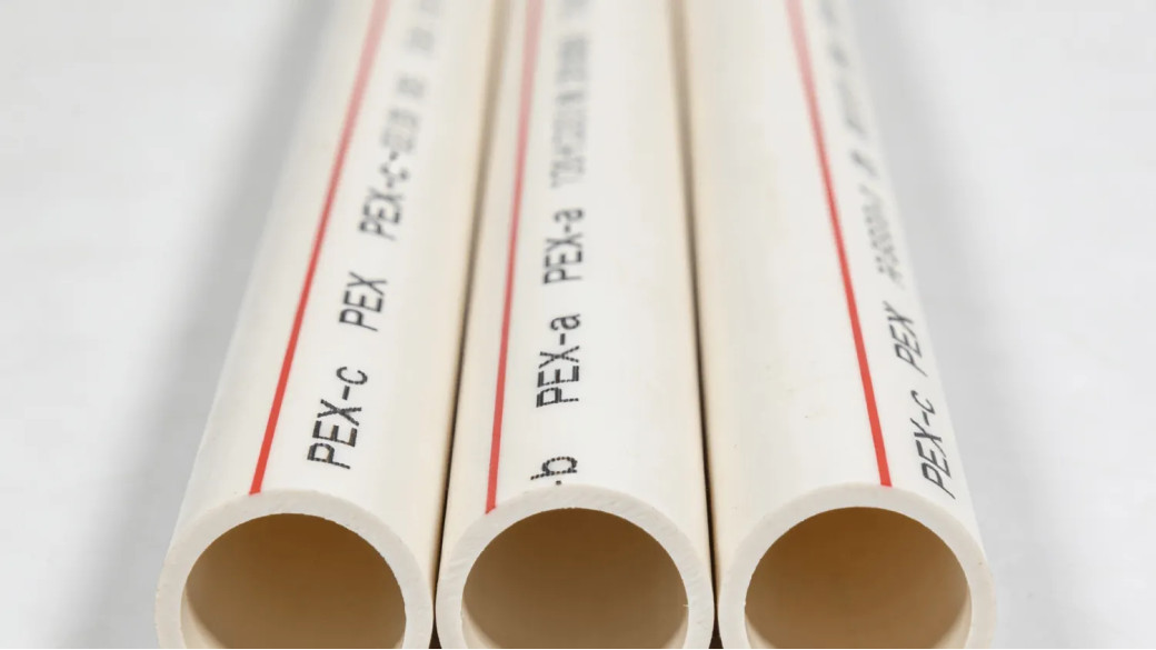 Zalety systemów rur PEX-c w porównaniu do PEX-a i PEX-b – analiza materiałowa