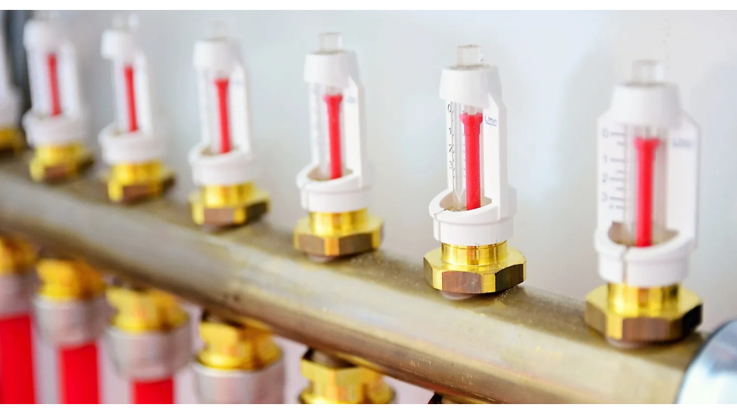 Jak zapewnić efektywność systemu ogrzewania podłogowego z rozdzielaczem grzewczym?